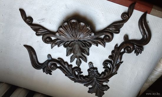 Декоративные металлические накладки.