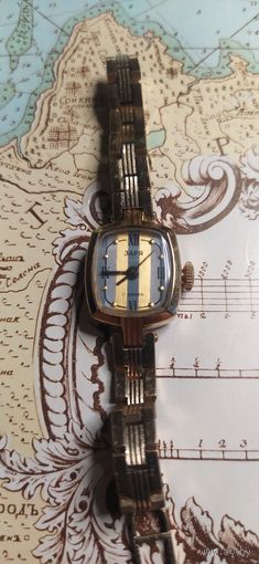 ЗАРЯ Au часы с позолоченным браслетом