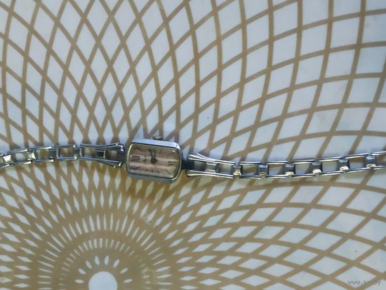 Часы наручные  с браслетом ЛУЧ  . В ремонт,коллекцию,на запчасти. Состояние на скане.