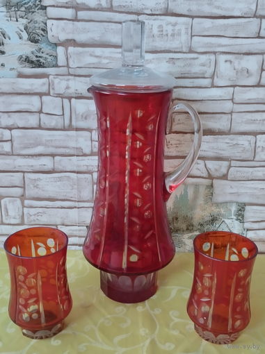 Кувшин с крышкой и 2 стакана из красного стекла эпохи СССР.