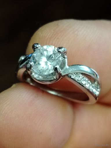 Кольцо с белым камнем 16 р. примерно