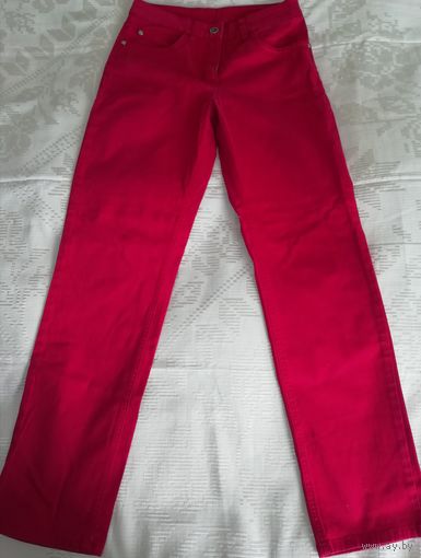Фирменные красные джинсы классического покроя 44 размера