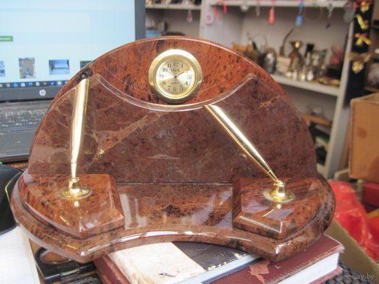 Письменный прибор с часами.