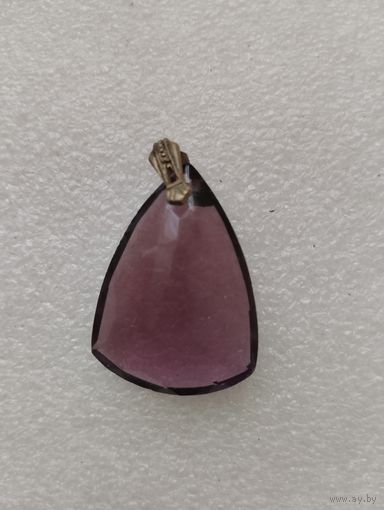 Кулон с камнем.