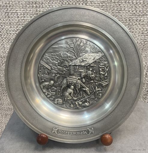 Оловянная тарелка с рельефным изображением Holzsammeln SKS Германия. 21 см