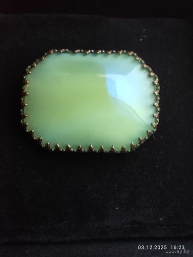 Брошь глушеного стекла с отливом
