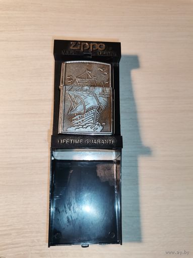 Бензиновая зажигалка "Zippo", не рабочая, надо заправить и вставить кремень.