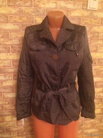 Стильная куртка на 42-44 размер красивого шоколадного цвета с перламутром. Весна-осень. Длина 59 см, длина рукава 65 см + подразумевается его закасать, ПОгруди 47 см, ПОгруди 41 см. На поясе.