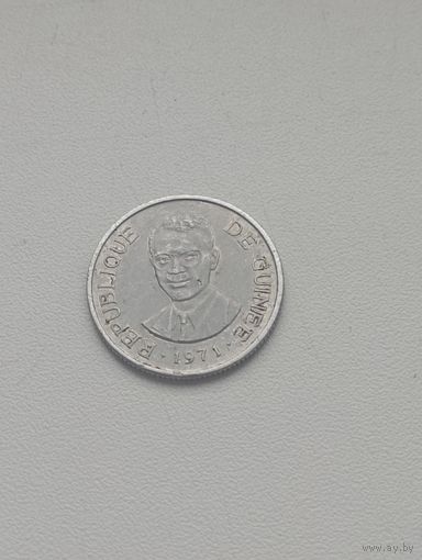 ГВИНЕЯ 1 сили 1960 год