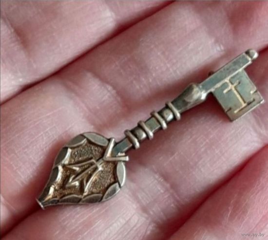 Серебрянная брошь Старинный ключ. Серебро 875 пробы.