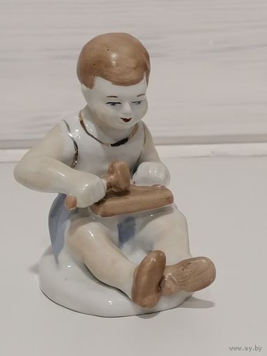 Фарфоровая статуэтка"Юный плотник" Городница