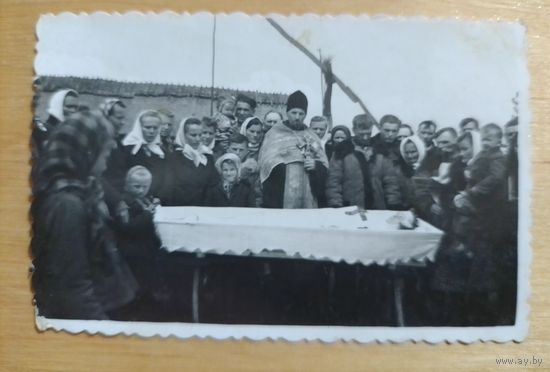 Старое фото обряд со священником сзади журавль