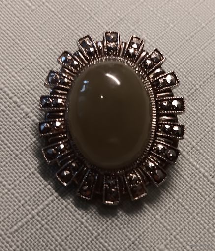 Брошь-зажим. Марказиты, нефрит.