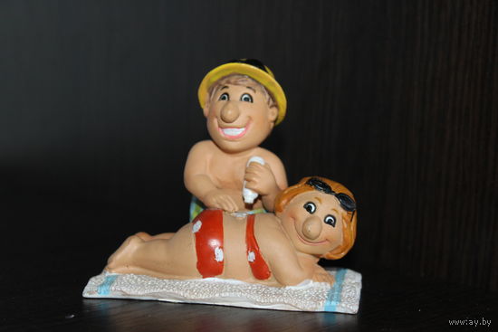 Декоративная, фарфоровая статуэтка "Пара на пляже".