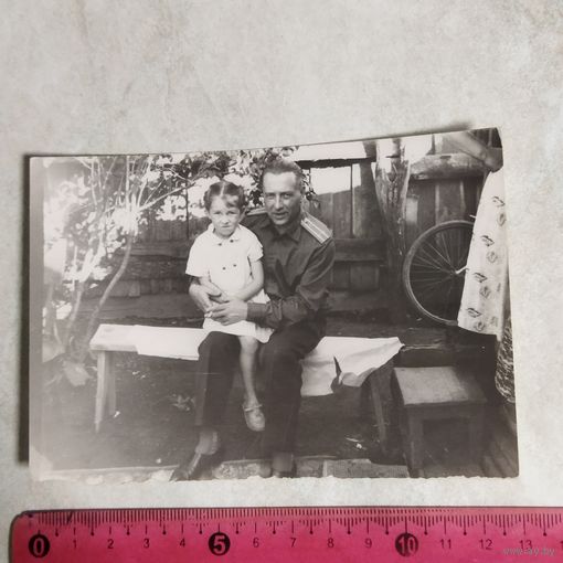 Фотография. История СССР в лицах. Подполковник ВВС СССР с дочерью. Быт, вне службы. 1950-60 е года.