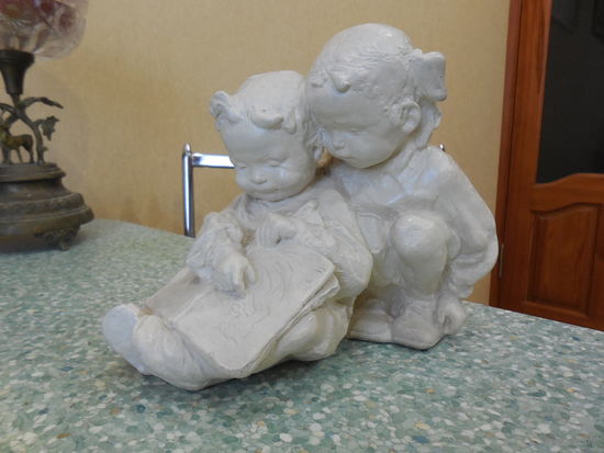 Статуэтка " Дети с книгой"