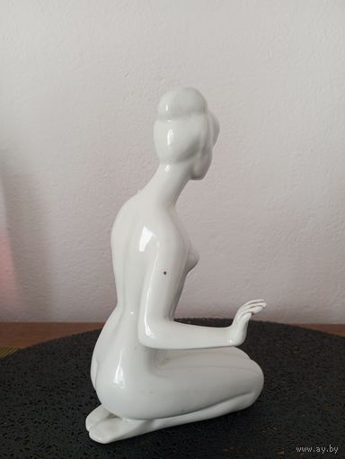 Фарфоровая статуэтка девушка. Royal Dux Богемия.