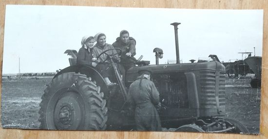 Фото девушек на тракторе. Студенты БПИ на "картошке" Начало 1960-х. 6х12 см