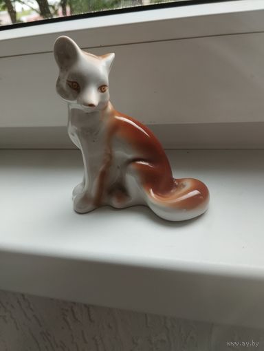 Статуэтка фарфоровая Лисичка