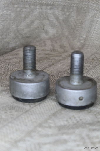 Металлические стойки для чего-то может для прибора