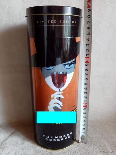 Жестяной тубус от бутылки Sandeman's Port Португалия в коллекцию