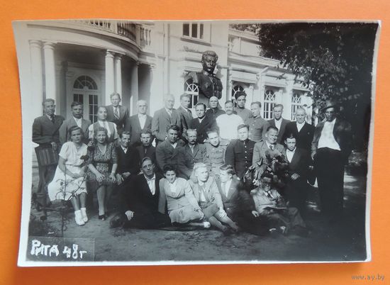 Фото "У памятника Сталину", Рига, 1948 г.