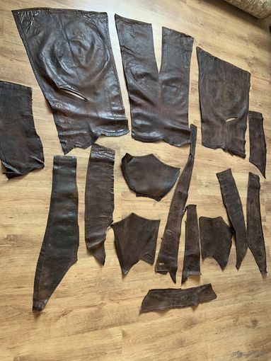 Отличнейшего качества  основные части от немецкого кожаного плаща-привезён лётчиком  из поверженной германии ,хранился всё это время на чердаке!