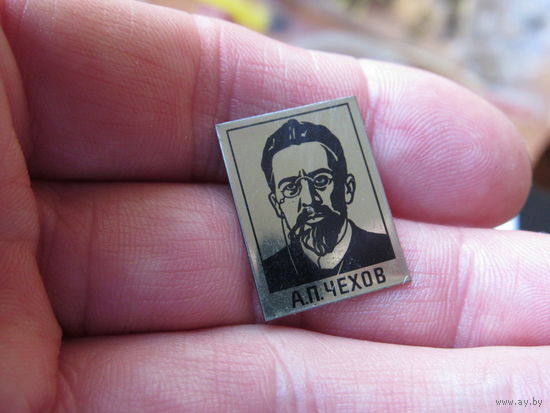 Значок с изображением русского писателя Антона Павловича Чехова.