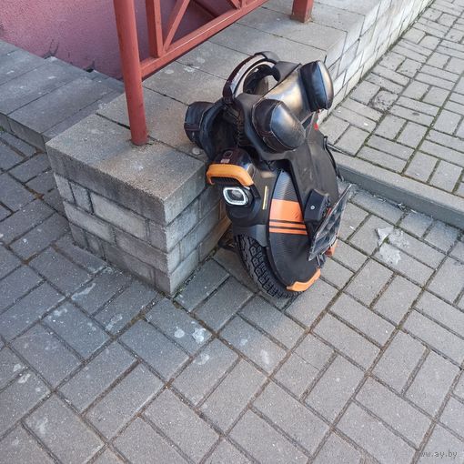 Моноколесо inmotion v11y , сделана качественная гидроизоляция , установлены кожаные подушки от ALEXA + упоры прыжковые , в комплекте заводская зарядка на 2,5 А. Обслуживается на Emag . Сегодня была ус