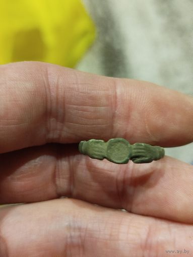 Красивый перстень с руками