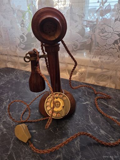 Старинный телефонный аппарат