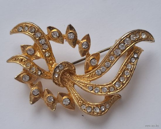 Брошь с кристаллами. Металл
