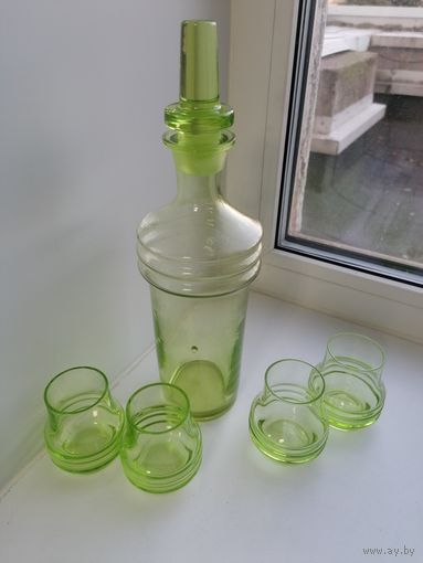 Графин и рюмки зелёное стекло