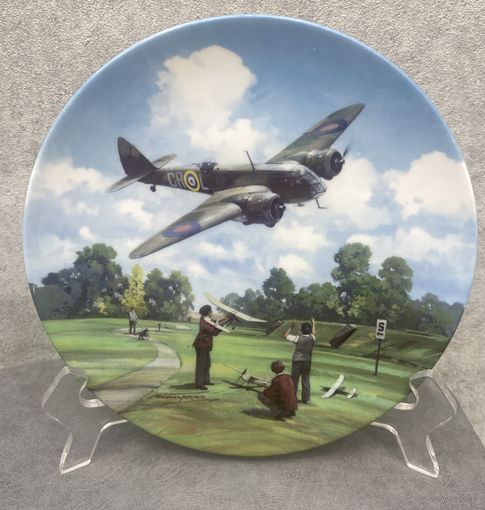 Декоративная тарелка Royal Doulton Бленхейм над аэродромом. Герои неба. Англия 20.5 см