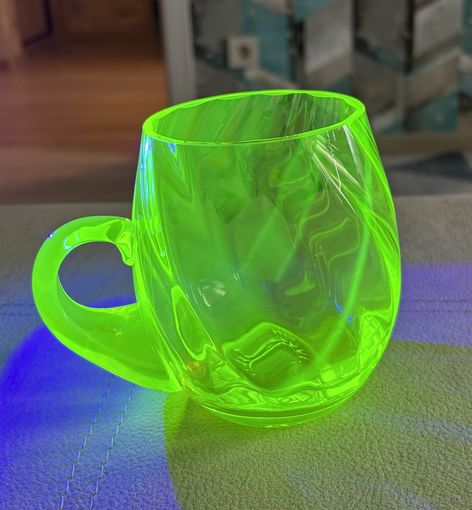 Кружка из уранового стекла . Производство Чехия