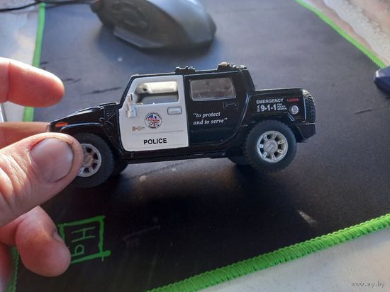 Машинка (модель) Kinsmart Hummer H2 SUT в масштабе 1:40