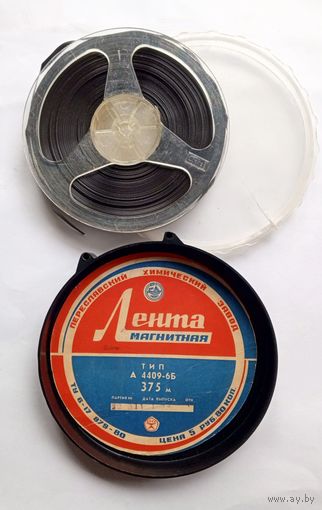 Бобина (катушка) с магнитной лентой в пластиковой коробке.