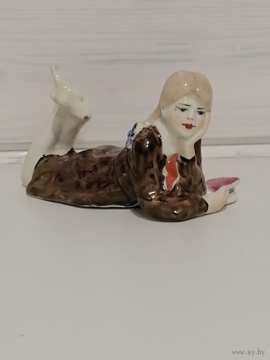 Фарфоровая статуэтка"Пионерка"