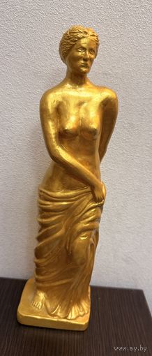 Статуэтка из гипса Венеры Милосской, современная декоративная копия знаменитой древнегреческой скульптуры Афродиты.