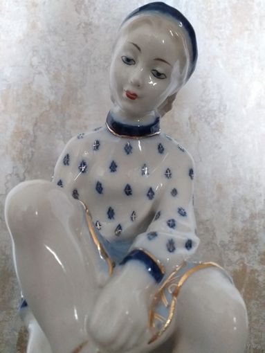 Статуэтка фарфор Гжель Девочка на катке