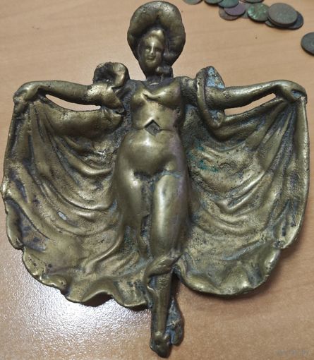 Визитница, пепельница, Танцовщица. В тяжелом металле, Чугун покрытый латунью/медью. Клеймо - КусЗав 1933 год.