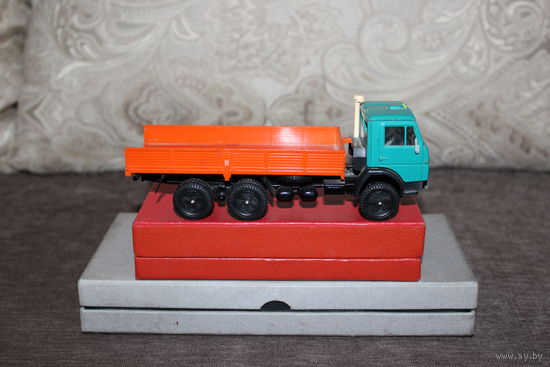 Модель автомобиля "Камаз 5320", времён СССР, масштаб 1/43, есть дефекты.
