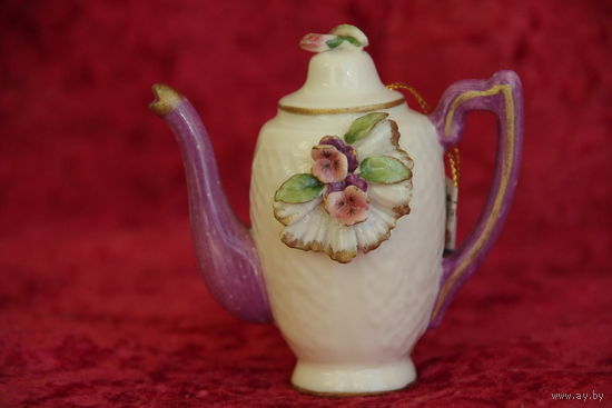 Статуэтка фарфоровая " Кофейник " ( Филиппины ) высота 9 см