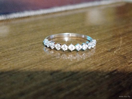 Серебряное кольцо с фианитами размер 17,5