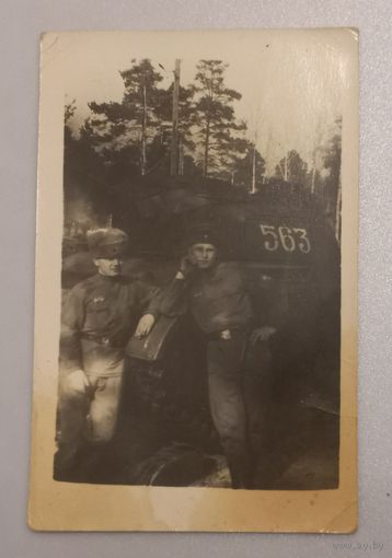 Фото военных.