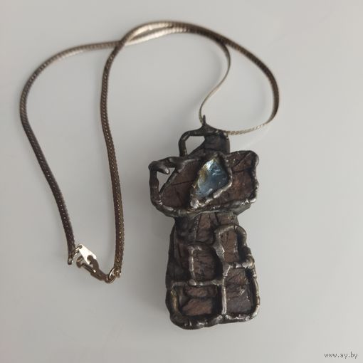 Крупная - стилизованная подвеска- крест в стиле брутализма. Металл. Вставка синего прозрачного кабошона. Декоративные элементы. На цепочке- змейке с винтажным механизмом соединения.7,5х3 х1,5см.