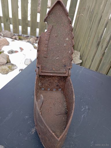 Старинный угольный утюг , с клеймом внутри .