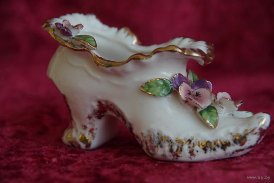 Статуэтка фарфоровая " Туфелька " ( Филиппины ) высота 6 см , длинна  10,5 см