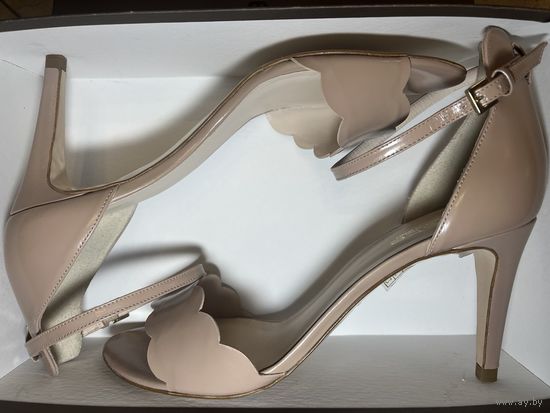 Новые босоножки на 41 размер.