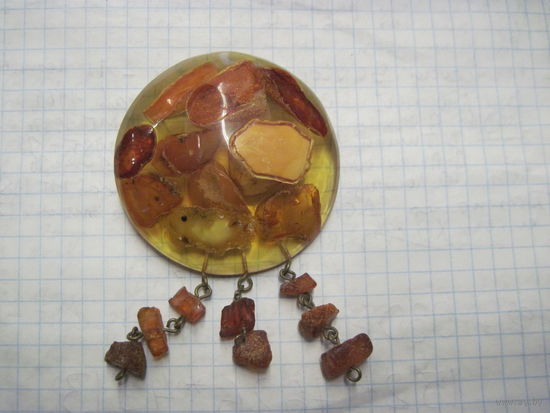 Брошь, янтарь.